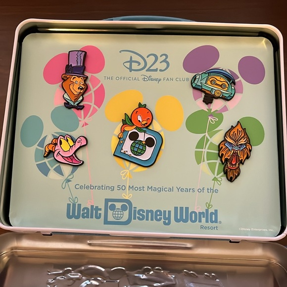 D23 Exclusive Tin Lunchbox with Five Pins - Picture 9 of 9